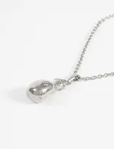 Collar plateado con cadena de eslabones y dije de guante de boxeo.