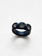 Anillo artesanal de arcilla polimérica en color azul oscuro con acabado brillante y destellos, decorado con tres piedras incrustadas.