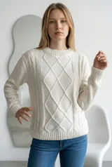 Sweater de tejido chenille en color gris, con diseño de rombos en relieve en el frente, cuello redondo y puños acanalados.