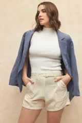 Short color beige de tiro alto con cinto incluido, de tela liviana y bolsillos laterales.