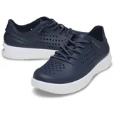 Championes deportivos Crocs InMotion Pacer, color negro con suela blanca. Diseño con cordones elásticos y perforaciones en los laterales y la puntera para mayor transpirabilidad.