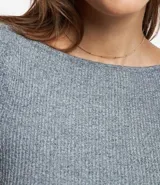 Vestido midi de punto acanalado, con diseño ajustado al cuerpo, cuello barco y mangas largas. Confeccionado en tejido de punto texturizado.