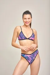 Bombacha de bikini vedetina de tiro alto, con estampado abstracto en tonos azul, rosa y violeta, con ribete negro.