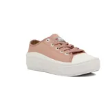Zapatillas urbanas de lona color rosa con puntera blanca, plataforma blanca con líneas horizontales y cordones rosas.