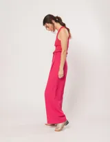 Pantalón de lino color naranja, de tiro alto y corte wide leg.