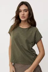Remera de manga corta color gris topo, con cuello redondo y calce relajado.