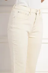 Pantalón de jean color crudo, tiro alto, corte flare y ruedo desflecado.