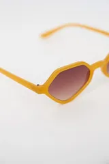 Lentes de sol con marco geométrico color naranja y lentes marrones.