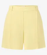 Short amarillo de cintura alta con trabillas y elástico en la parte trasera de la cintura.