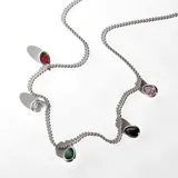 Collar plateado con cadena de bolitas y dijes de cristal en forma de lágrima de colores rojo, rosa, negro, verde y blanco.