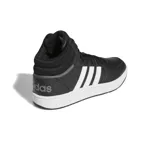 Zapatillas Adidas Hoops 3.0 Mid de caña media, color negro con las tres tiras blancas y suela blanca de goma.