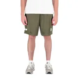 Short deportivo de hombre New Balance, color verde oliva, confeccionado en tejido de malla de poliéster. Presenta corte atlético, cintura elástica con cordón de ajuste y logos estampados en blanco.