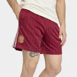 Short deportivo Adidas de la selección de España, color bordó con diseño de rayas verticales sutiles. Presenta las tres tiras características de la marca en color blanco en los laterales y el escudo de la selección bordado en la pierna derecha.