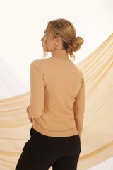 Polera negra de cuello alto y manga larga.