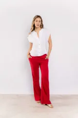 Pantalón de lino rojo, de corte palazzo y tiro alto.