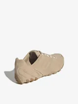 Zapatillas Adidas Ghost Sprint W, color beige, confeccionadas con exterior de gamuza moldeada y suela de caucho de perfil bajo.