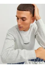 Buzo de cuello redondo y manga larga, confeccionado en tejido de bucle color gris melange. Presenta un corte relajado y un pequeño estampado tipográfico en el centro del pecho.