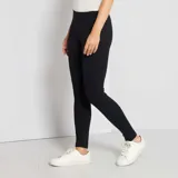 Legging negro liso con costuras verticales en el frente.