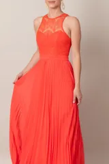 Vestido largo de fiesta color rojo, con falda plisada de gasa y corset de encaje.