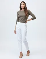 Pantalón de gabardina elastizada con pretina ancha elástica, bolsillos simulados en la parte delantera y bolsillos aplicados en la parte trasera.