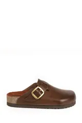 Zueco de cuero marrón con hebilla metálica dorada ajustable y suela de corcho con base de goma.