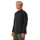 Camisa de manga larga Rip Curl modelo Classic Surf Washed, color negro con efecto lavado. Presenta cuello clásico, cierre frontal con botones y un bolsillo en el pecho con etiqueta de la marca.