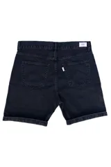 Bermuda de jean negro, 100% algodón, con cinco bolsillos y botones color cobre.