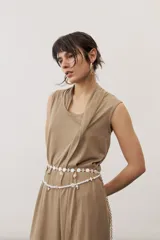 Vestido midi negro sin mangas, con cuello drapeado y diseño holgado.