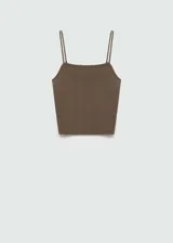 Top de punto fino color marrón, con escote cuadrado y tirantes finos ajustables. Presenta un diseño entallado y corto.