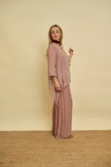 Blusa rosada de manga larga, con escote en V y diseño holgado en capas de tela satinada y con lentejuelas.