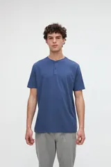Remera de manga corta color azul con cuello redondo y media cartera de botones.