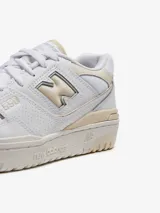 Championes New Balance 550 de cuero blanco con detalles en color crema.