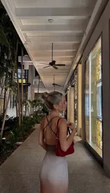 Vestido largo de fiesta con breteles finos, escote drapeado y corte al bies. Confeccionado en doble tela de microtul elastizado con efecto degradé en tonos verde oliva, beige y negro.