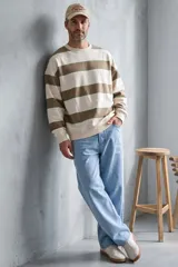 Pantalón jean de corte recto en color azul medio, con diseño clásico de cinco bolsillos y cierre frontal con botón y cremallera.
