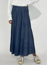 Pollera midi de jean color azul oscuro con pespuntes dorados y corte acampanado.