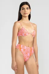 Conjunto de bikini con estampado animal print de jaguar en tonos rosa y naranja. El corpiño es de triángulo con tirantes finos y la bombacha es de tiro alto.