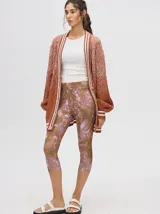 Calza deportiva 3/4 de lycra con estampado abstracto en tonos tierra, verde menta y rosado.