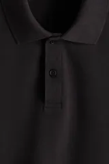 Remera polo de manga corta en piqué de algodón con cuello y tapeta de botones. Corte estándar para una silueta clásica y cómoda.