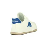 Zapatillas urbanas acordonadas color blanco con detalles en azul, suela con plataforma.
