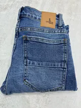 Pantalón de jean chupín color azul claro.