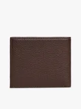 Billetera plegable Tommy Hilfiger de piel granulada color marrón, con diseño compacto, compartimento interior para billetes, múltiples ranuras para tarjetas y detalles distintivos de la marca con costuras tricolores y logo metálico.