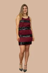 Vestido corto color bordó de gasa con franjas horizontales bordadas en lentejuelas negras, sin mangas y corte recto.