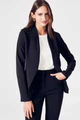 Blazer negro con solapas grandes y corte holgado.