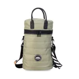 Matera estilo mochila color verde militar, confeccionada en nylon acolchado con detalles en símil cuero negro. Cuenta con tapa con cierre metálico, bolsillo interno, asas de mano y correa extensible para llevar al hombro o cruzada.