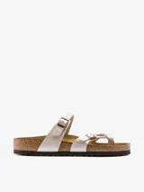 Sandalias Birkenstock modelo Mayari, color blanco aperlado, con dos tiras delgadas ajustables con hebilla metálica y plantilla anatómica de corcho y látex.
