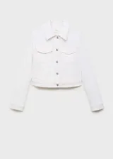 Chaqueta crop de denim blanco, confeccionada en algodón con un toque de elastano. Presenta cuello de solapa, cierre frontal con botones metálicos, bolsillos de parche con solapa en el pecho y manga larga con puños abotonados.
