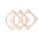 Conjunto de tres pulseras cuadradas de resina, rayadas en blanco y beige.