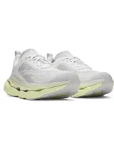 Championes de running Under Armour modelo Halo Racer, color blanco con detalles en amarillo neón en la entresuela y logo. Presentan una parte superior de malla transpirable, placa de propulsión de nailon y amortiguación HOVR+ para mayor retorno de energía.