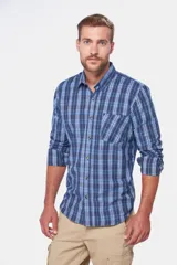 Camisa de manga larga con estampado de cuadros en tonos azules, cuello clásico, cierre frontal con botones y bolsillo en el pecho.