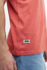 Remera de mangas cortas color amarillo mostaza, con cuello redondo.